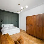 Centre Stylish By Bookinghost *