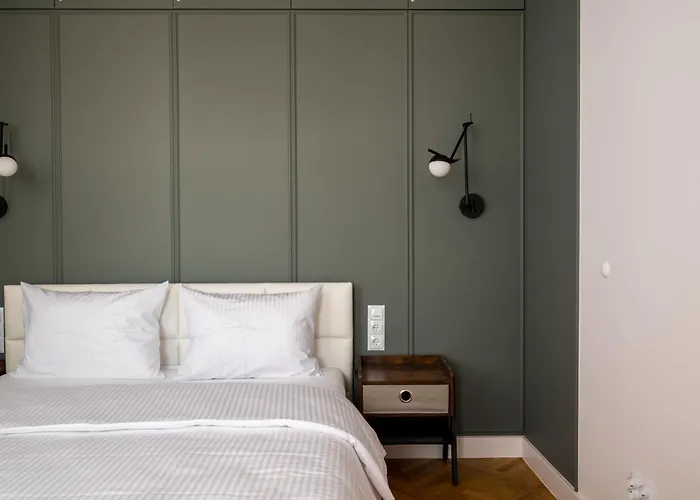 Centre Stylish By Bookinghost *