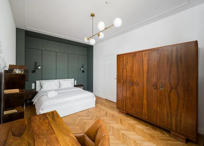 Centre Stylish By Bookinghost *