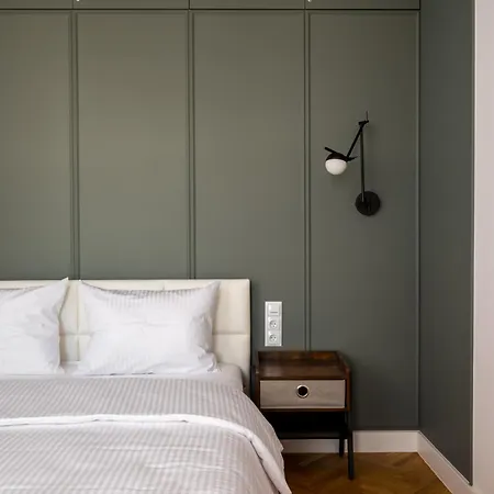 Centre Stylish By Bookinghost *