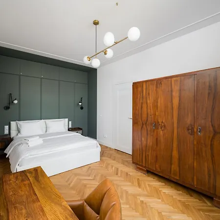 Centre Stylish By Bookinghost *